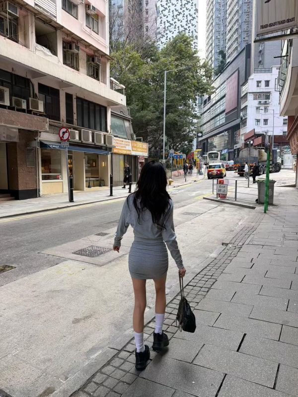 高領長袖皺褶包臀洋裝 