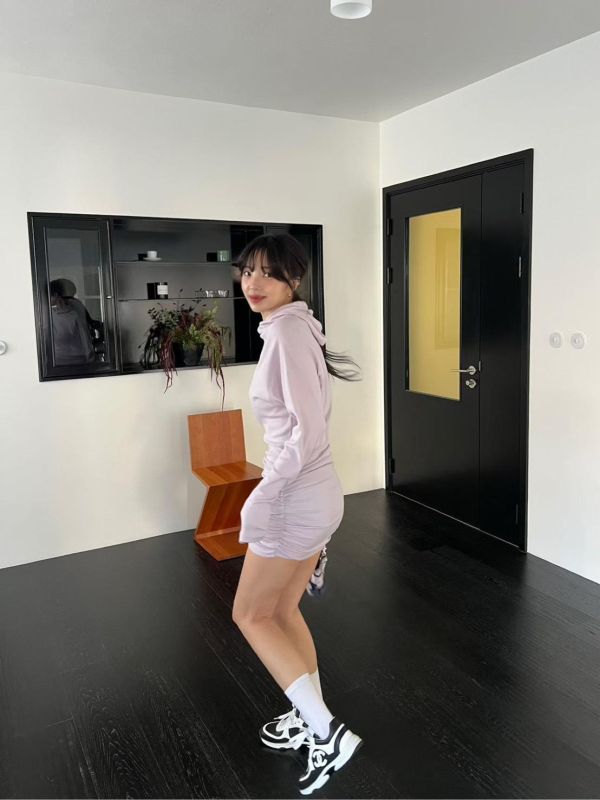 高領長袖皺褶包臀洋裝 