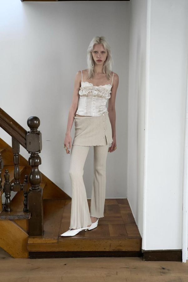 排釦裙襬坑條長褲 