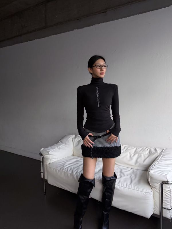 字母高領磨毛顯瘦上衣 