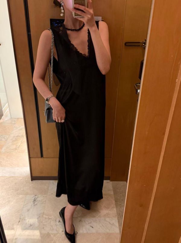 V領連身背心緞面蕾絲長洋裝 