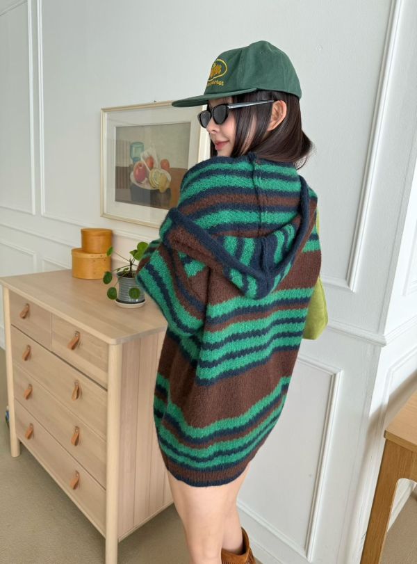 寬鬆條紋針織毛衣+連帽脖圍 