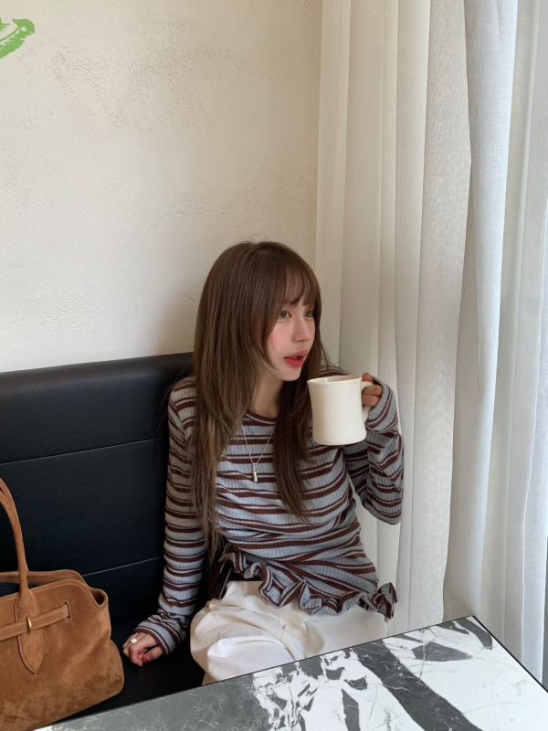 斜邊木耳邊條紋上衣 