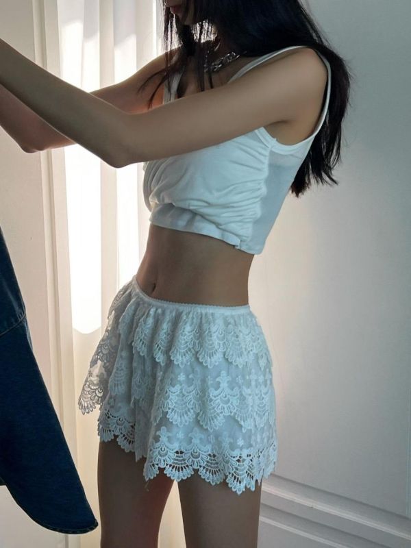縷空雕花蕾絲短褲 