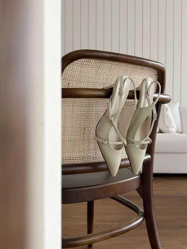 尖頭細扣帶皮革跟鞋(正常版/4公分) 