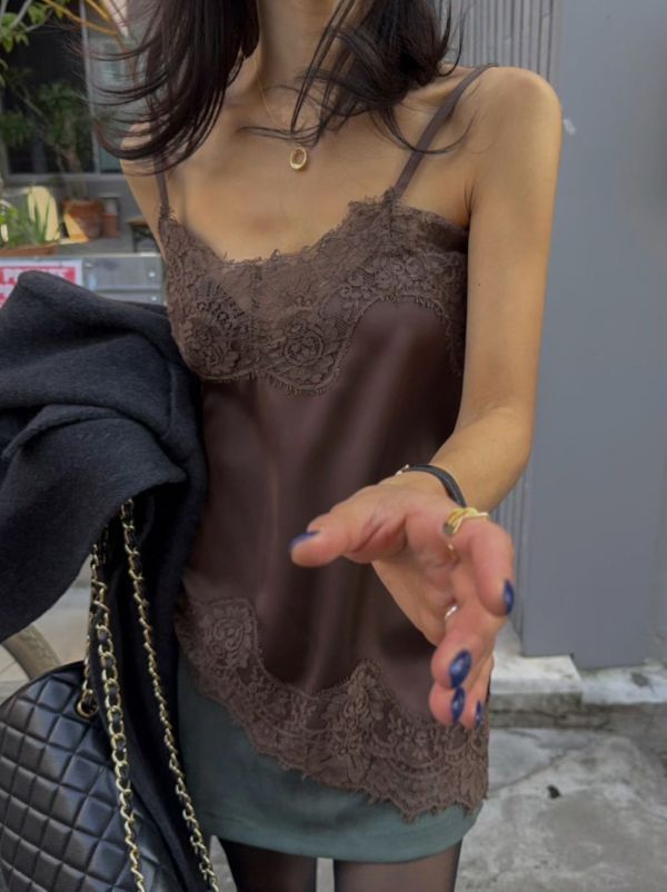 下斜邊拼蕾絲細肩背心 