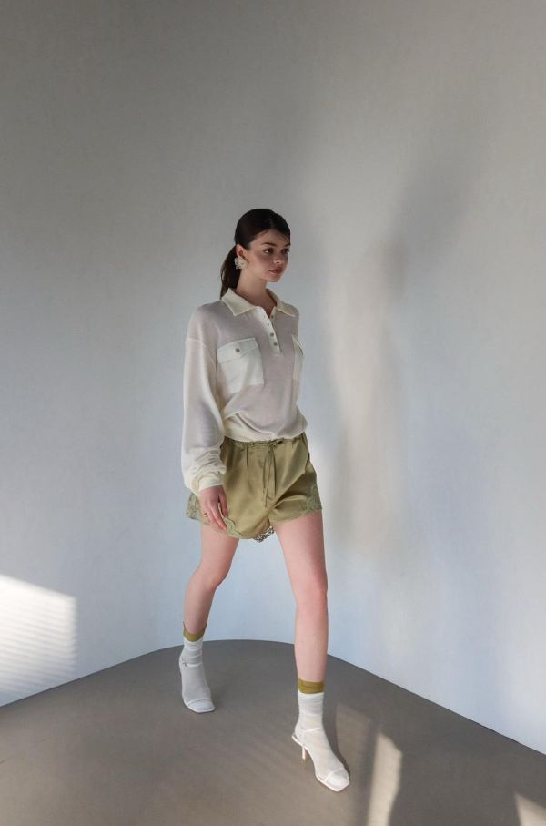 綁繩側蕾絲拼接緞面短褲 