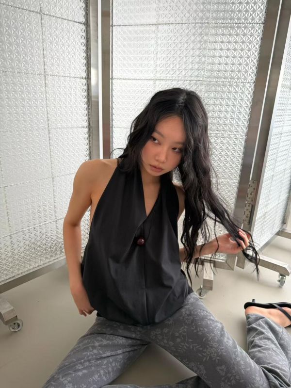 大露背繞脖背心 