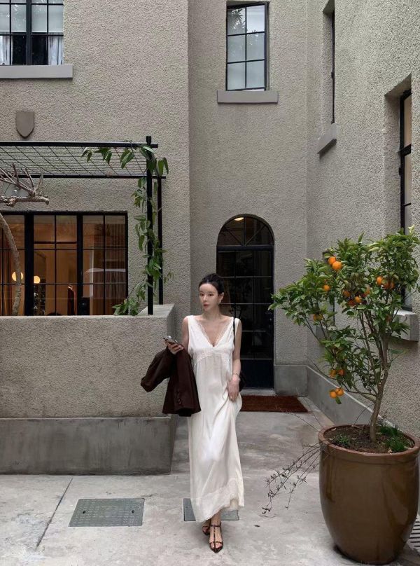 V領連身背心緞面蕾絲長洋裝 