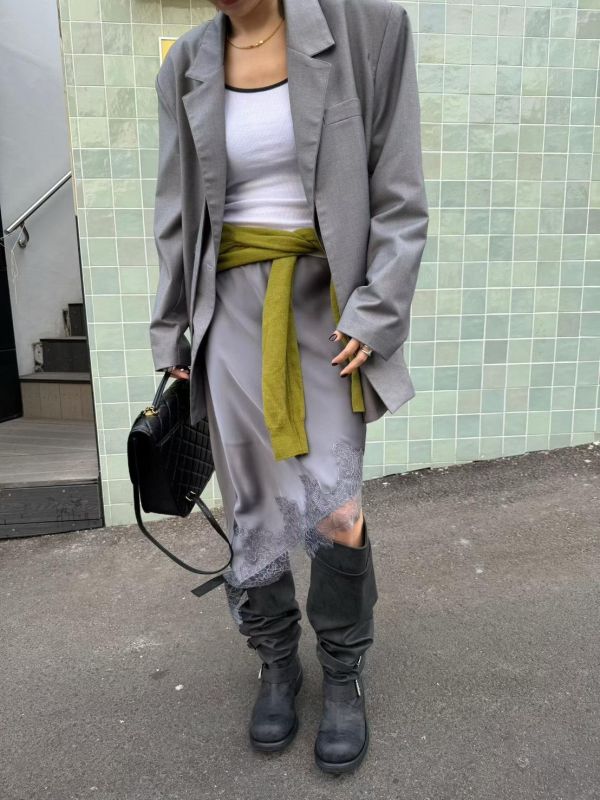 斜剪裁拼蕾絲緞面裙 