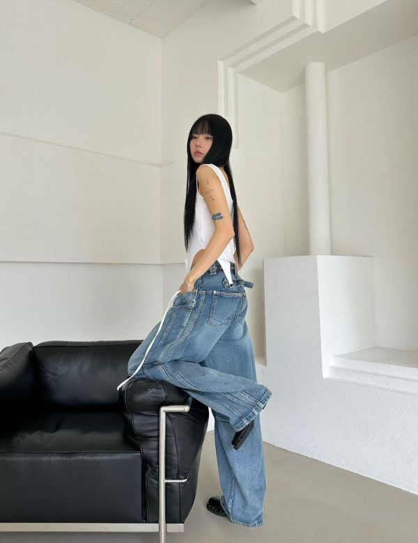 後腰扣環內側抓痕設計牛仔褲 