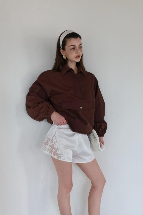 綁繩側蕾絲拼接緞面短褲 