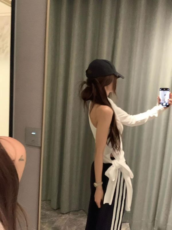 側綁帶單挖肩上衣 