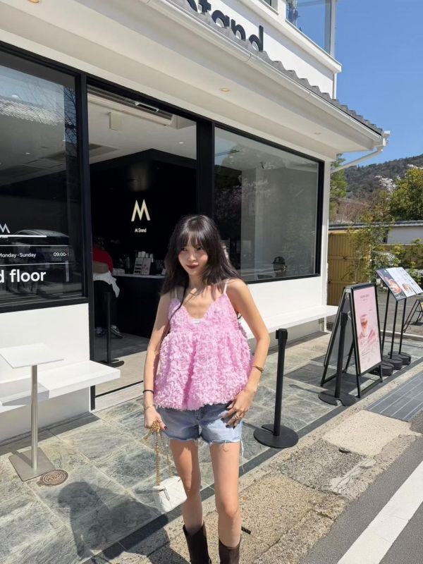 玫瑰花朵傘狀V領背心 