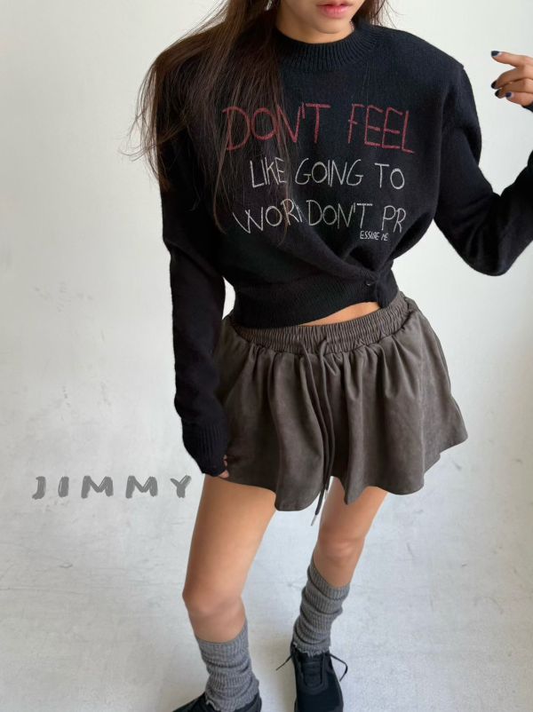 下鈕釦造型英字上衣 