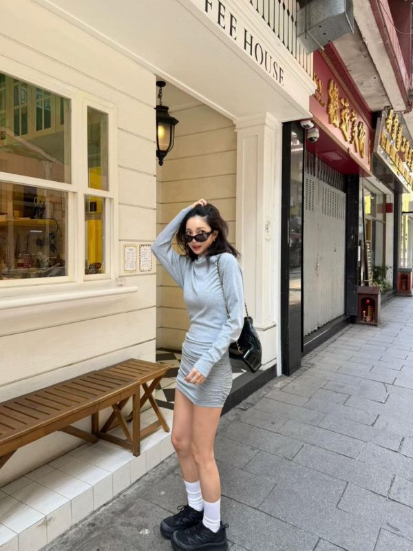 高領長袖皺褶包臀洋裝 