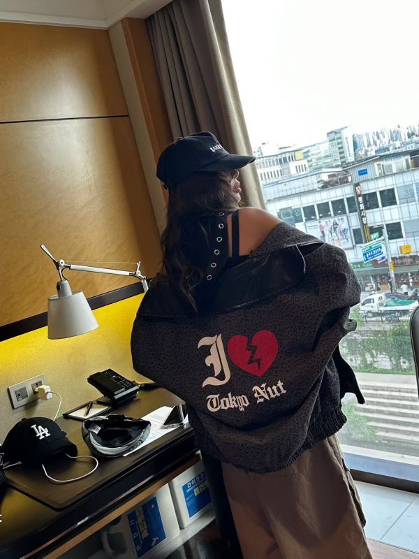 皮革領英字豹紋外套 