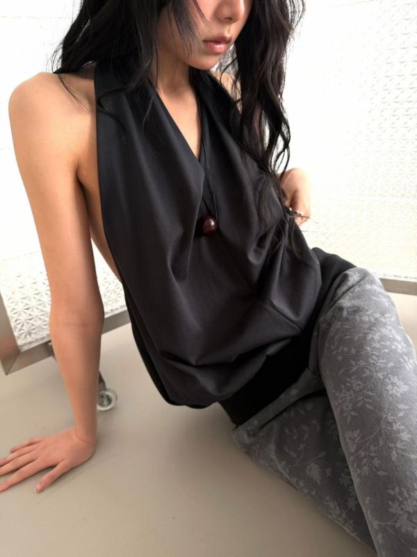 大露背繞脖背心 