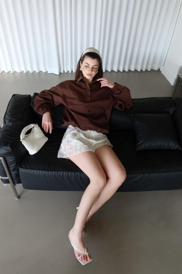 綁繩側蕾絲拼接緞面短褲 