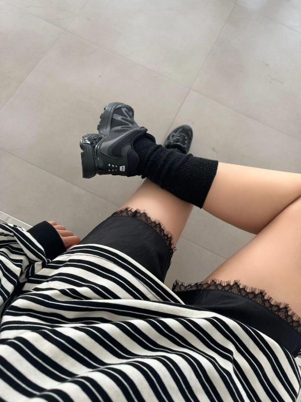 緞面蕾絲拼接短褲 