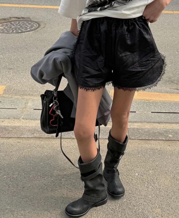 緞面蕾絲拼接短褲 