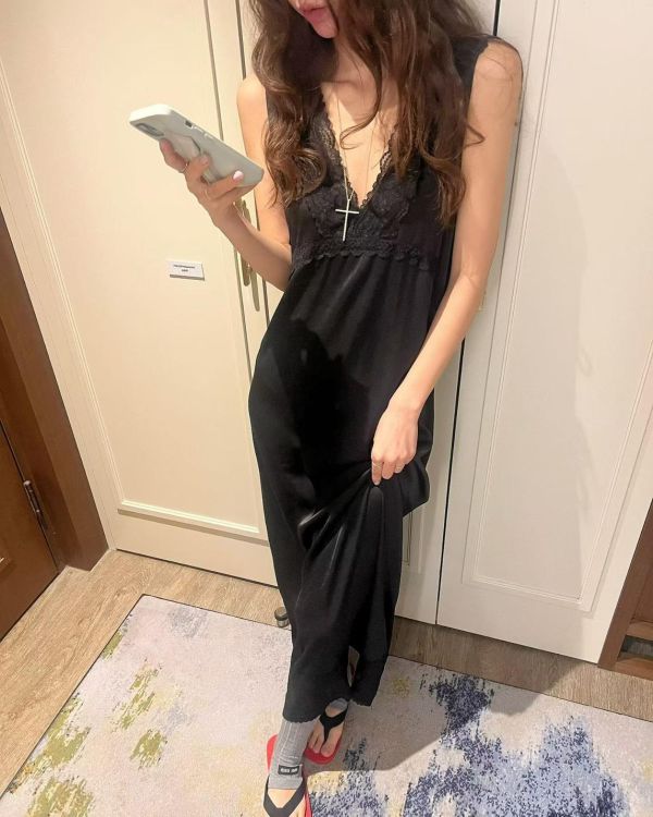 V領連身背心緞面蕾絲長洋裝 