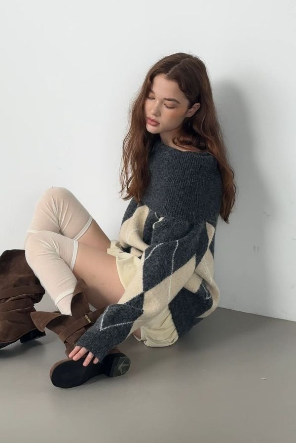 一字領菱格紋慵懶毛衣 