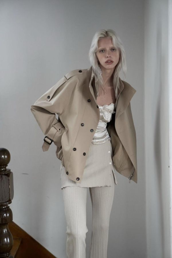 貝殼扣緞面拼蕾絲細肩背心 