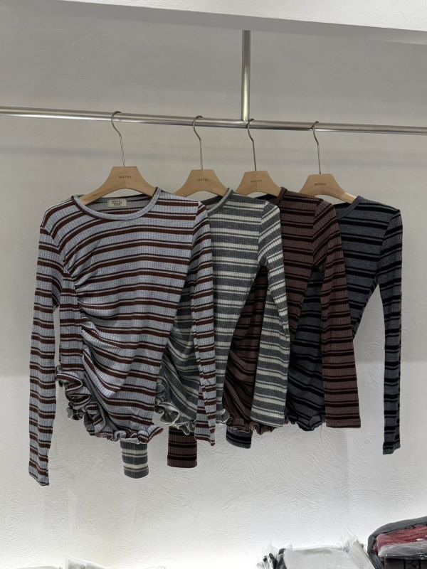 斜邊木耳邊條紋上衣 