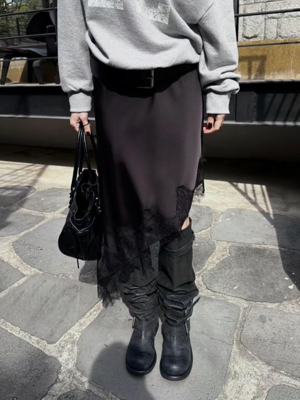 斜剪裁拼蕾絲緞面裙 