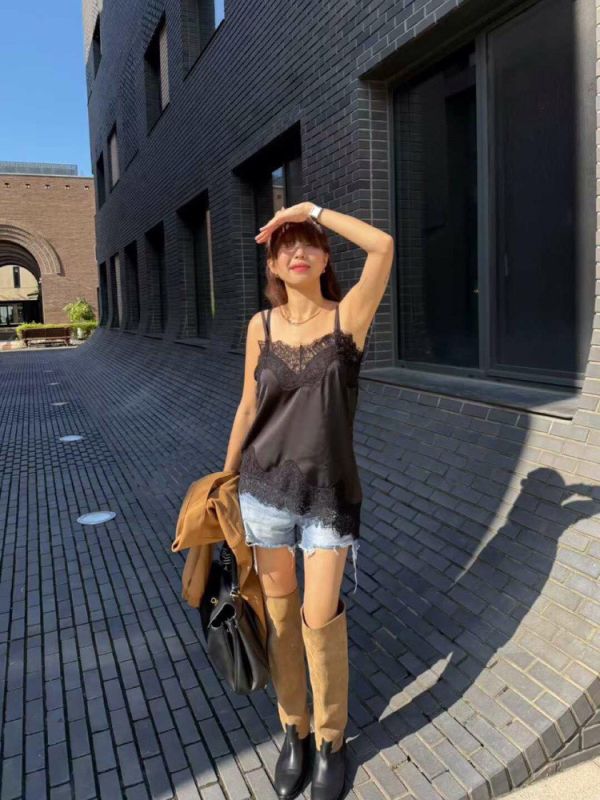 下斜邊拼蕾絲細肩背心 