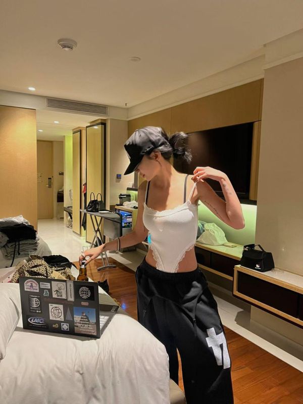 性感蕾絲邊不規則背心 