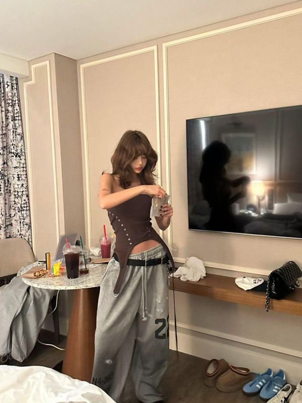 簍空鉚釘平口背心 