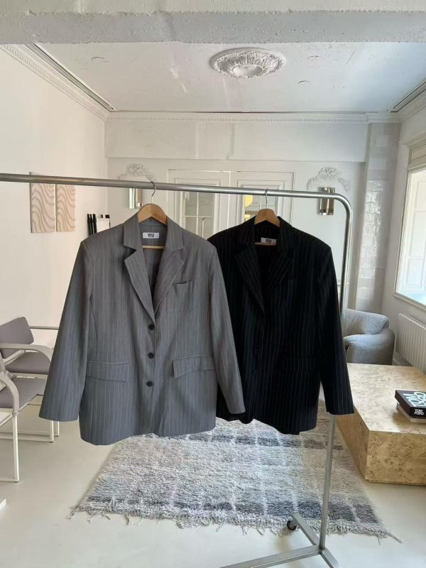 挺版側開衩西裝外套 