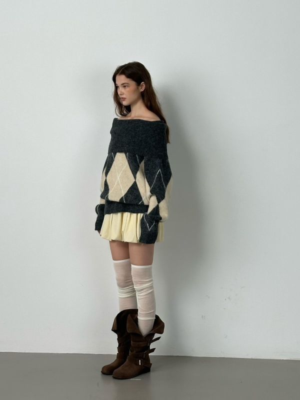 一字領菱格紋慵懶毛衣 