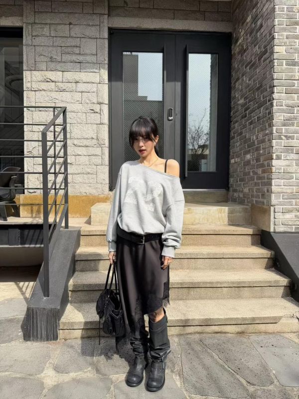 斜剪裁拼蕾絲緞面裙 