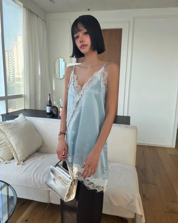 緞面光澤蕾絲細肩斜切背心 