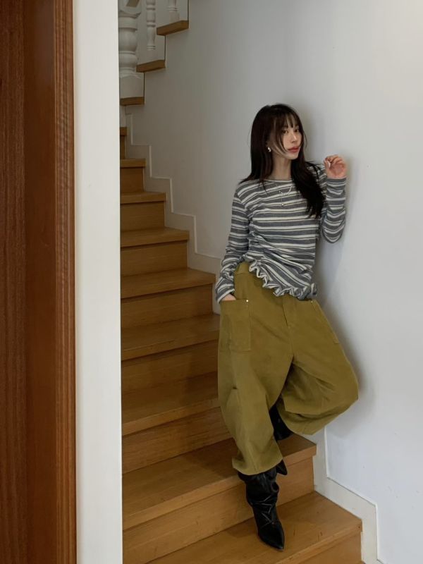 斜邊木耳邊條紋上衣 