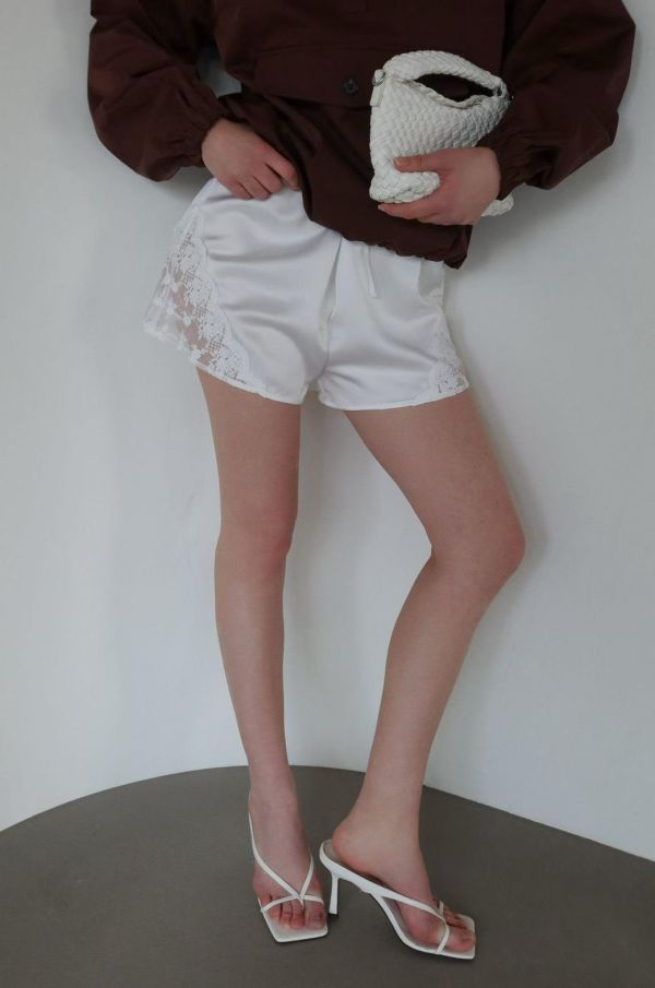 綁繩側蕾絲拼接緞面短褲 