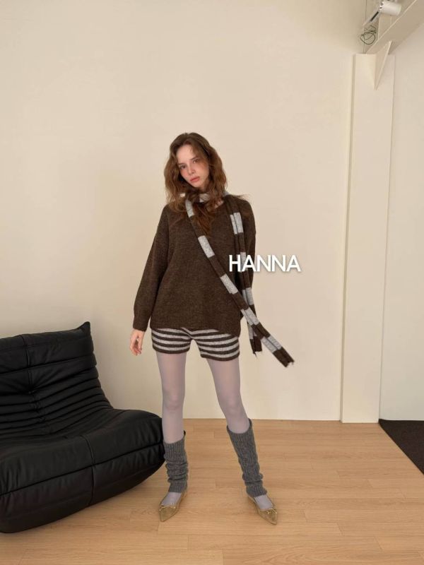 V領羊毛毛衣+條紋短褲SET(附領巾) 