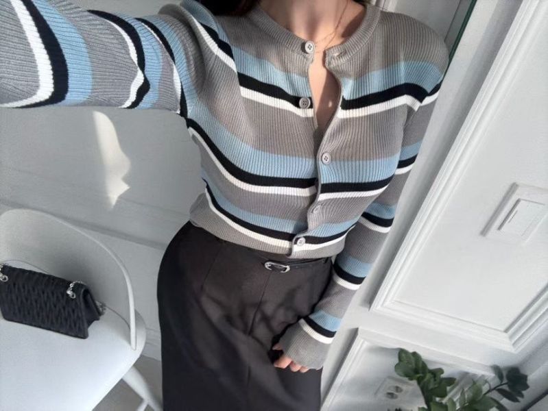 排釦條紋針織外套 