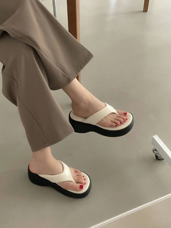 輕盈厚底夾腳拖鞋(正常版) 