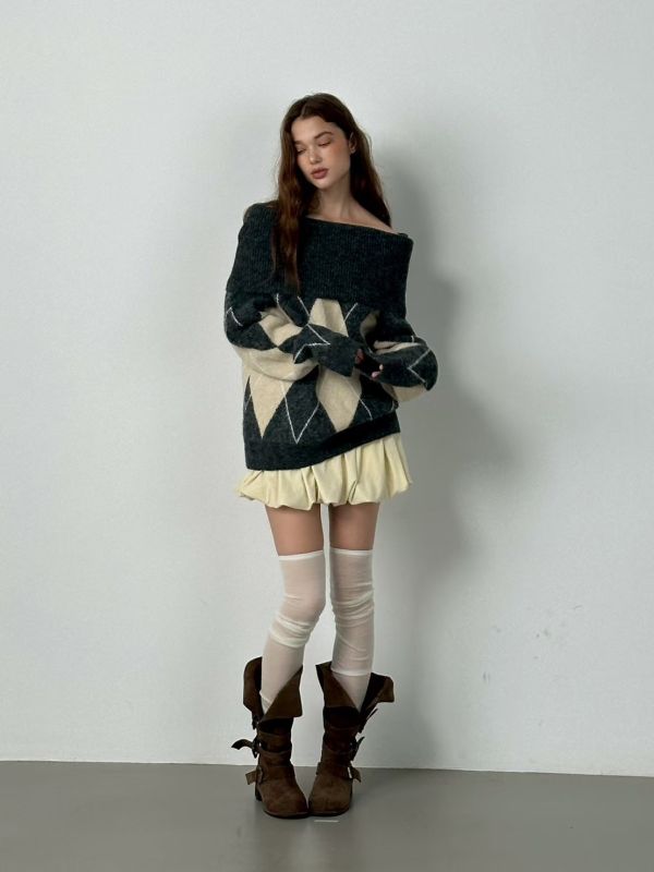 一字領菱格紋慵懶毛衣 