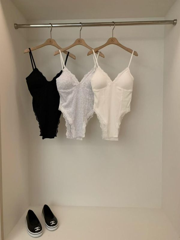 V領帶胸墊蕾絲背心 