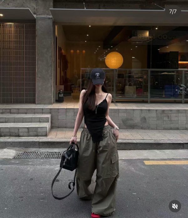 V領帶胸墊蕾絲背心 