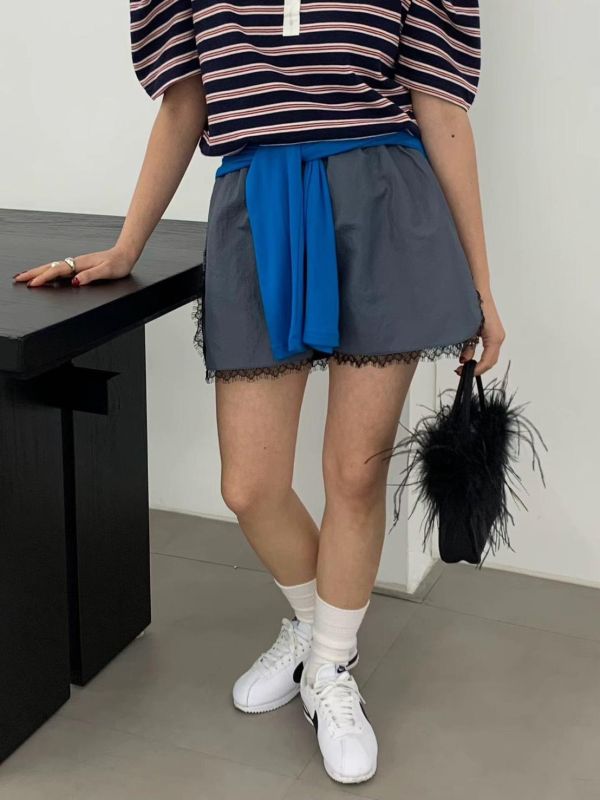 緞面蕾絲拼接短褲 