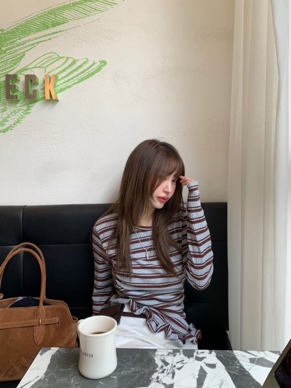 斜邊木耳邊條紋上衣 