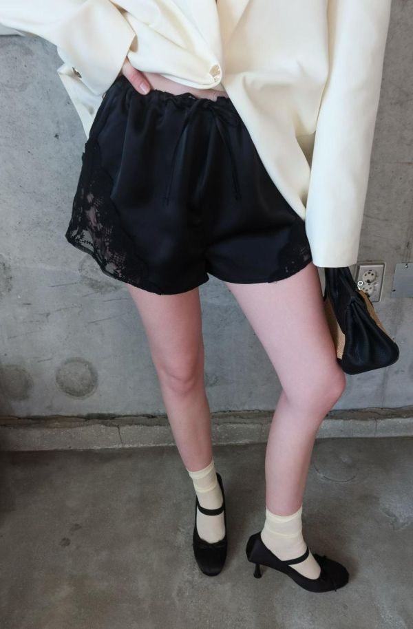 綁繩側蕾絲拼接緞面短褲 