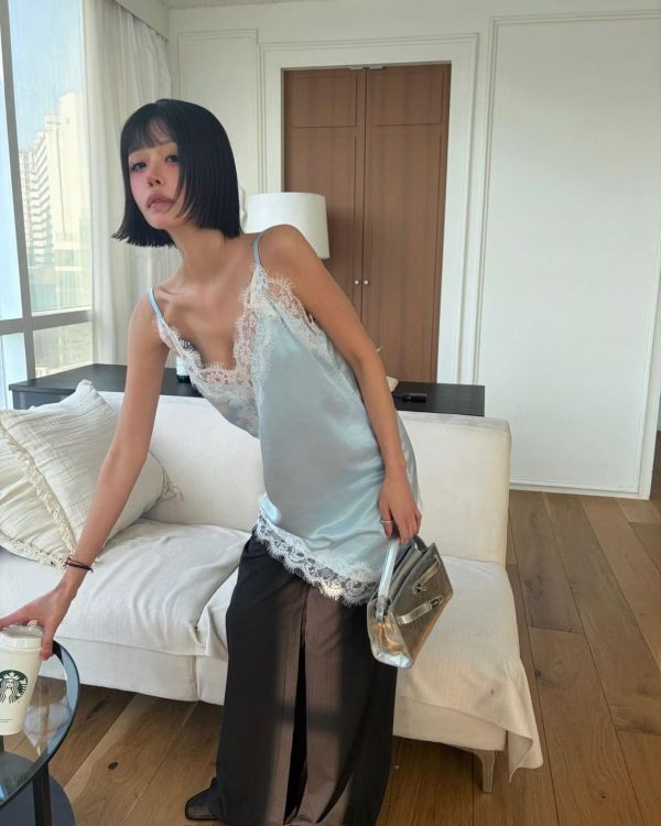 緞面光澤蕾絲細肩斜切背心 