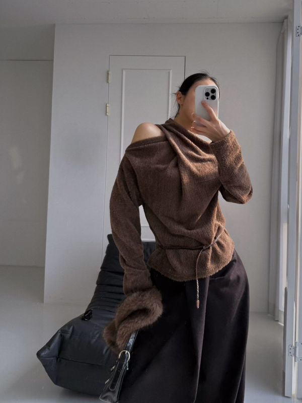 扭結掛脖露肩針織毛衣 